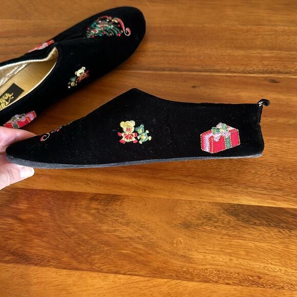 New York Lites black suede Christmas embroidered‎ slippers size 6 - Picture 3 of 5